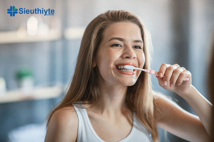 Duy trì thói quen đánh răng 2 lần/ngày và dùng tăm nước để bảo vệ răng miệng thật tốt