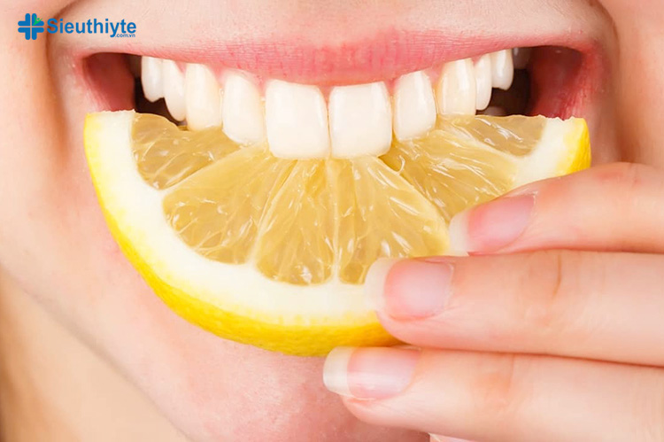 Vitamin C trong chanh rất cần thiết để tăng cường sức khỏe răng và nướu