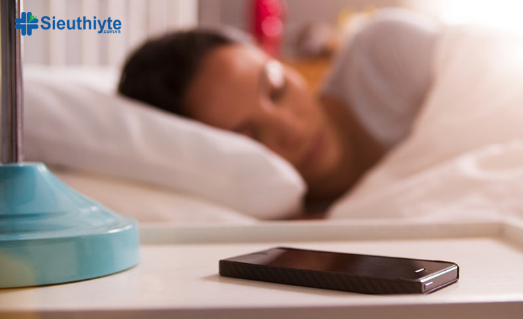 Bạn nên tắt điện thoại và thiết bị điện tử khoảng 1 – 2 tiếng trước khi đi ngủ