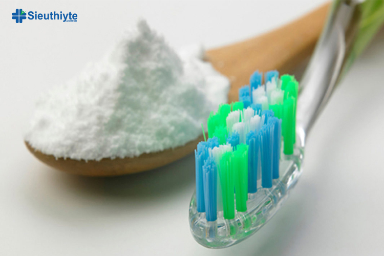 Đánh răng bằng muối là một cách làm trắng răng tự nhiên có thể thực hiện mỗi ngày