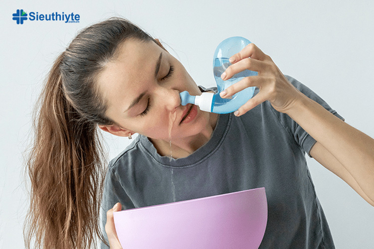 Rửa mũi bằng nước muối sinh lý giúp loại bỏ chất nhầy dư thừa trong mũi