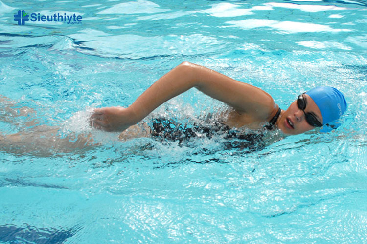 Bơi lội - bộ môn thể thao tốt cho bệnh giãn tĩnh mạch