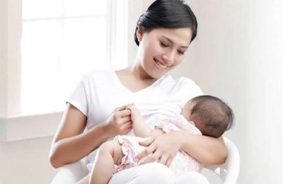 Tư thế cho con bú đúng cách mang lại sự thoải mái cho mẹ và bé