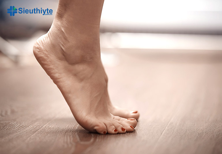Bài tập nhón gót chân có tác dụng tăng cường cơ bắp chân điều trị suy giãn tĩnh mạch rất tốt