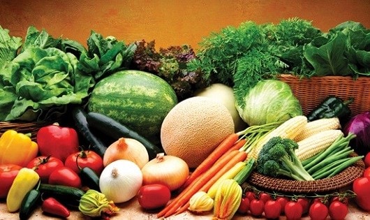 Người bệnh nên ăn nhiều chất xơ, ăn rau xanh, hoa quả tươi.
