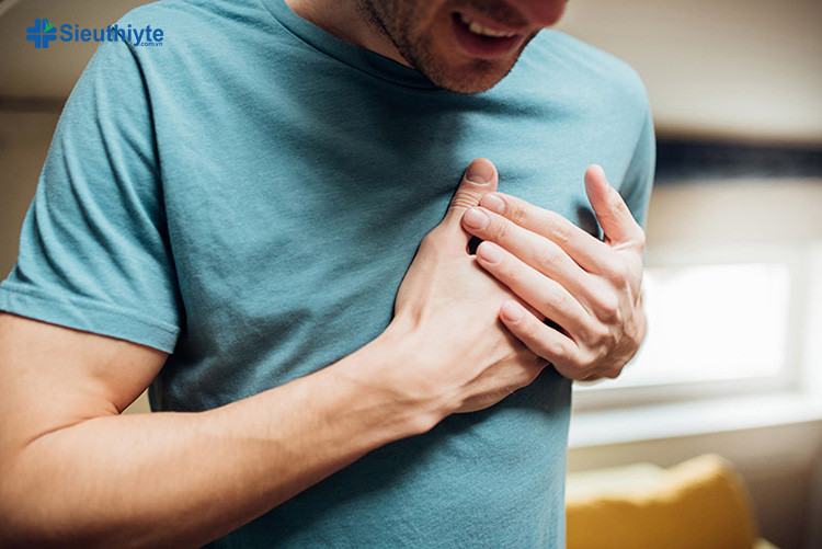 Đau tức ngực có thể là dấu hiệu của đau tim và biểu hiện phổi có vấn đề