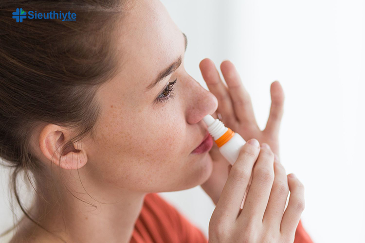 Dùng nước muối xịt mũi giảm nghẹt mũi do dị ứng là cách chữa ngưng thở khi ngủ đơn giản
