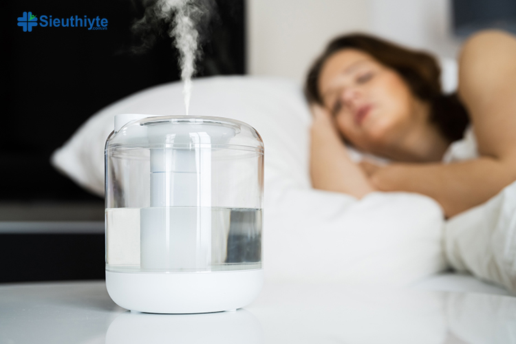 Máy tạo độ ẩm giúp giảm không khí khô, tránh làm nặng thêm chứng ngưng thở khi ngủ