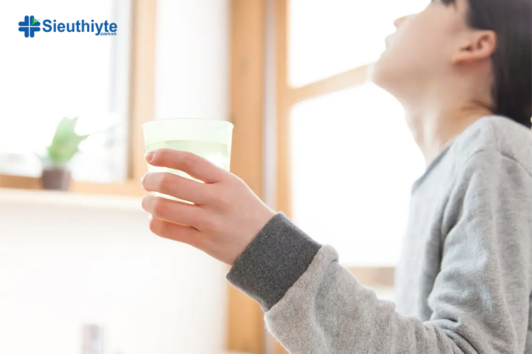 Súc miệng bằng nước muối là cách trị viêm họng tại nhà giúp giảm đau họng tự nhiên