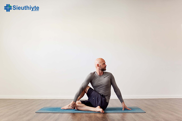 Ngồi vặn cột sống cũng là bài yoga cho người tiểu đường
