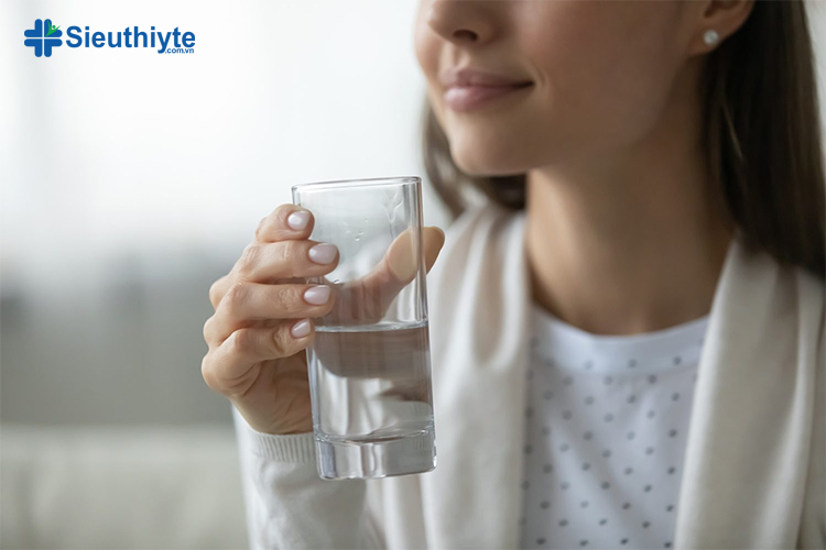 Uống đủ nước sẽ giữ cho xoang ẩm, giúp bạn cảm thấy dễ chịu hơn