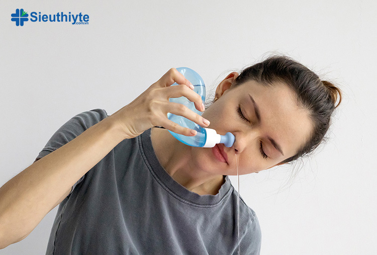 Rửa mũi với dung dịch muối có thể giảm triệu chứng viêm xoang như nghẹt mũi, sổ mũi