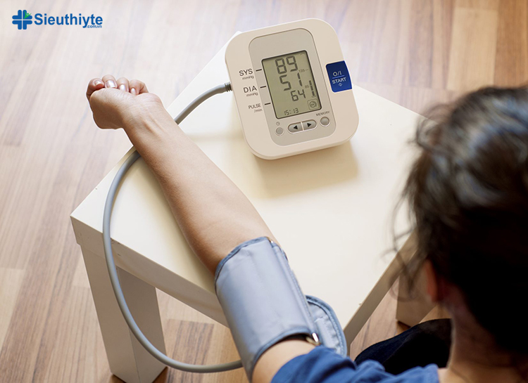 Bạn có thể chẩn đoán hạ huyết áp tư thế tại nhà bằng cách đo huyết áp khi nằm nghỉ