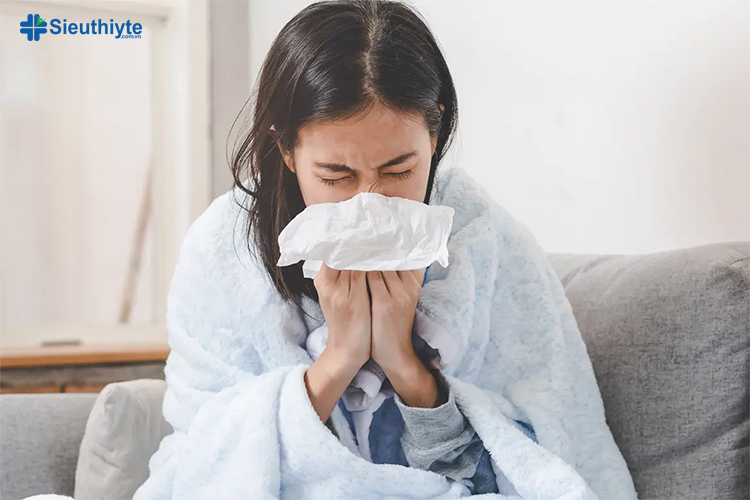 Dấu hiệu của bệnh viêm xoang là chảy nước mũi có màu vàng hoặc xanh, mùi hôi