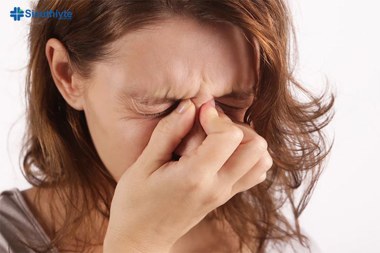 Đau nhức hai bên cánh mũi là một trong biểu hiện của viêm xoang điển hình
