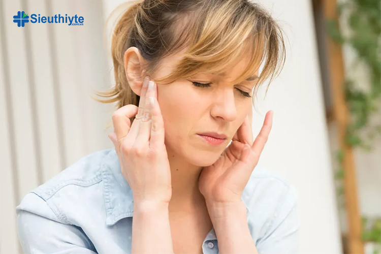 Viêm xoang có thể khiến người bệnh cảm thấy tai bị đầy và ù tai