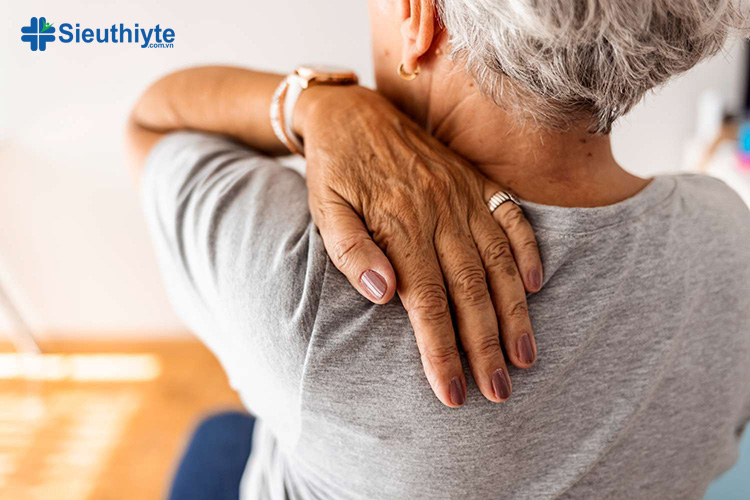 Một nguyên nhân phổ biến gây đau lưng trên là do chứng loãng xương ở người lớn tuổi