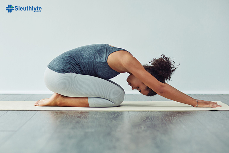 Tư thế đứa trẻ là một trong các bài tập yoga chữa đau lưng hiệu quả