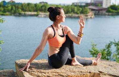 Cách tập yoga chữa đau lưng với động tác ngồi vặn người