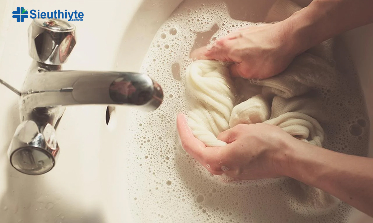 Bạn có thể giặt vớ y khoa bằng tay và sử dụng bột giặt càng ít chất tẩy càng tốt