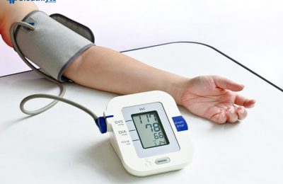 Mỗi gia đình nên trang bị sẵn một chiếc máy đo huyết áp bắp tay ngay tại nhà để sử dụng