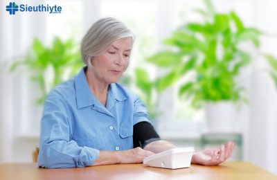 Khi chọn mua máy đo huyết áp cho người cao tuổi bạn nên ưu tiên những chiếc máy có màn hình rộng