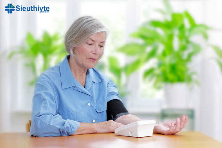 Khi chọn mua máy đo huyết áp cho người cao tuổi bạn nên chọn máy có màn hình rộng