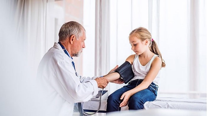 Trẻ nhỏ bị cao huyết áp điều trị thế nào?