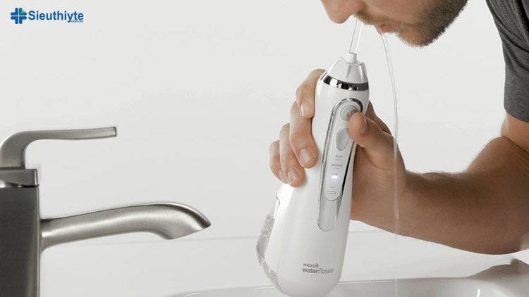 Dùng máy tăm nước giúp loại bỏ vi khuẩn nằm sâu bên trong răng và dưới nướu