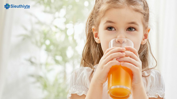 Một cách hạ sốt cho trẻ em là bổ sung vitamin C bằng việc uống nước cam