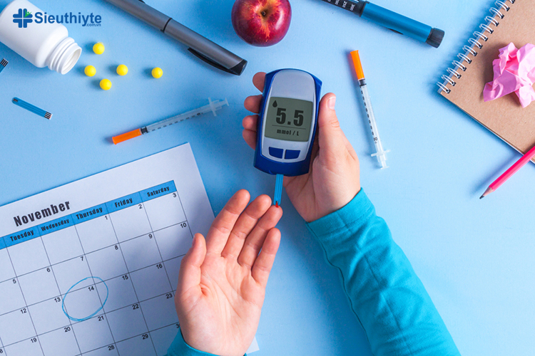 Bạn nên kiểm tra lượng đường trong máu thường xuyên bằng máy đo đường huyết