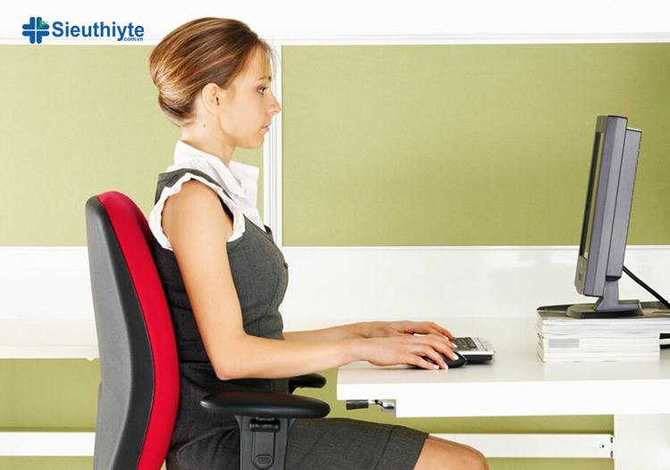Ngồi thẳng, vai thả lỏng và cơ thể tựa vào lưng ghế để giảm đau lưng