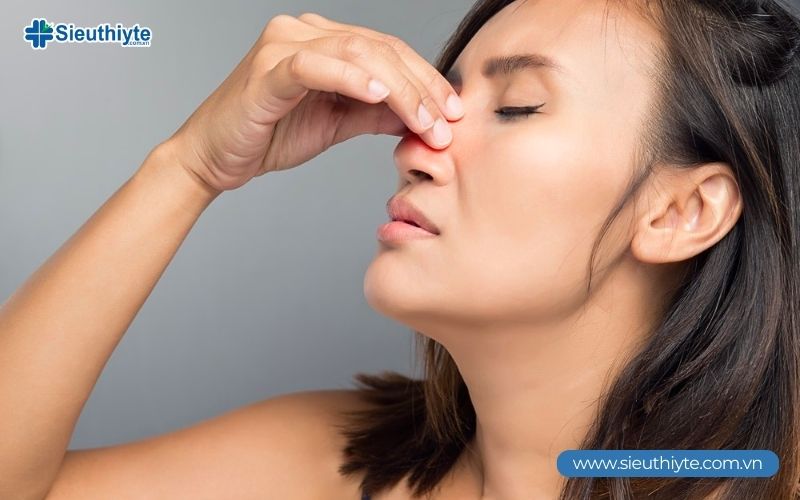 Nghẹt mũi kéo dài, mất khứu giác và chảy nước mũi không dứt là những dấu hiệu thường gặp của polyp mũi. Nghẹt mũi kéo dài, mất khứu giác và chảy nước mũi không dứt là những dấu hiệu thường gặp của polyp mũi.