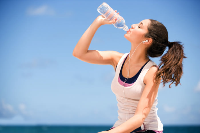 Nước cần thiết cho sự sống và hydrat hóa rất quan trọng đối với sức khỏe, đặc biệt là ở các vận động viên và những người hoạt động thể chất