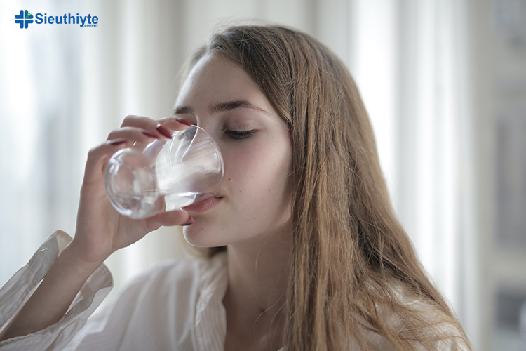 Uống nhiều nước giúp môi có đủ độ ẩm để giảm khô và nứt nẻ