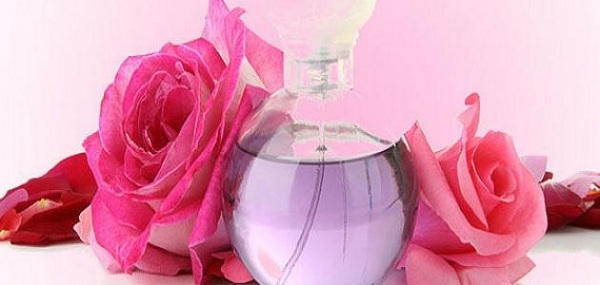 Nước hoa hồng là một chất lỏng thường được điều chế bằng cách chưng cất cánh hoa hồng bằng hơi nước.