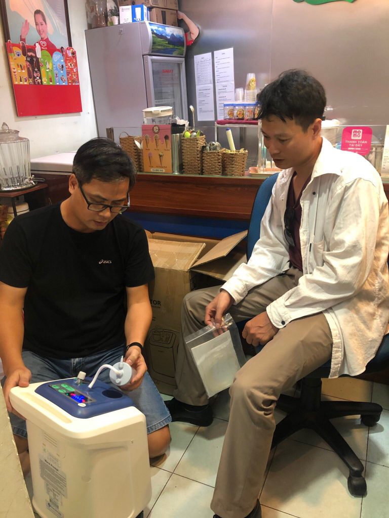 Anh Quang đang được tư vấn sử dụng máy tạo oxy loại 3 lít