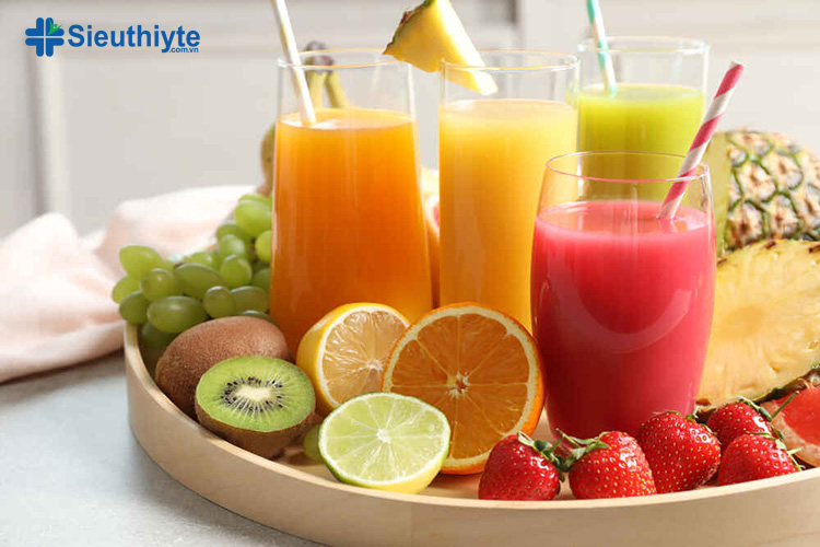 Uống nước ép, sinh tố trái cây tươi giúp người bệnh giữ nước và bổ sung nhiều dinh dưỡng