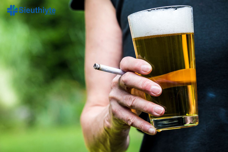 Người bệnh viêm phổi không nên uống rượu bia và hút thuốc lá