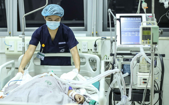 Một bệnh nhân được hỗ trợ bằng máy thở xâm nhập tại Bệnh viện Bạch Mai (Hà Nội) - Ảnh: N.KHÁNH