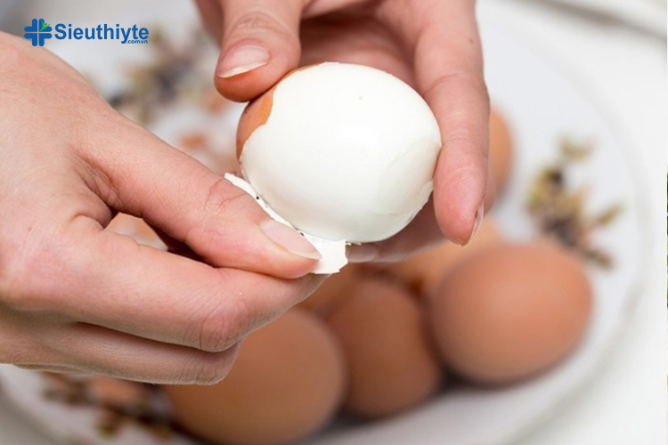 Lăn trứng gà luộc là một trong những cách làm tan vết bầm tím nhanh nhất