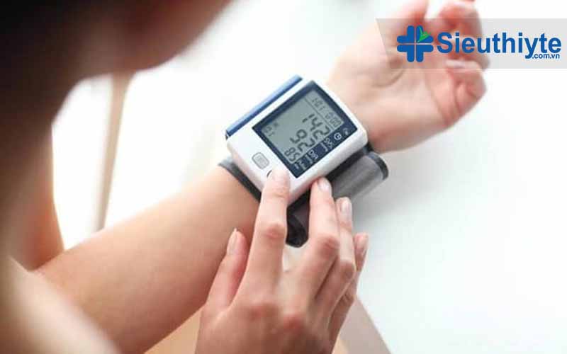 Người bệnh cao huyết áp cần đo huyết áp mỗi ngày với máy đo chuyên dụng tại nhà.