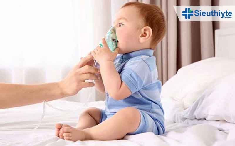 Cần có sự chỉ định của bác sĩ trước khi cho trẻ xông mũi họng bằng nước muối sinh lý tại nhà.
