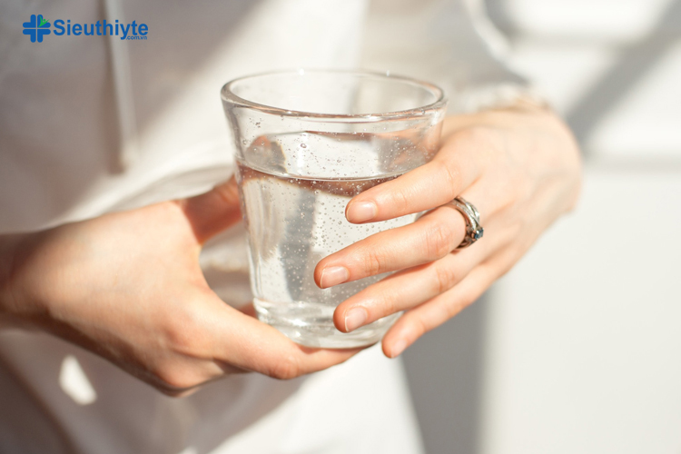 Uống đủ nước giúp thận sử dụng nước để bài tiết axit uric qua nước tiểu