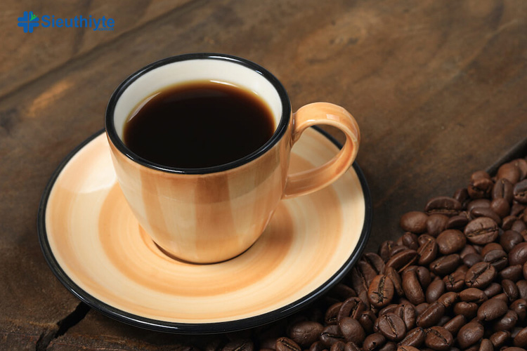 Một số nghiên cứu cho biết uống cà phê có thể làm giảm nồng độ axit uric trong máu