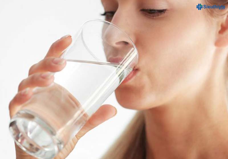 Uống nhiều nước là một trong những bí kíp sống khỏe trong mùa đông. (Ảnh: Internet).