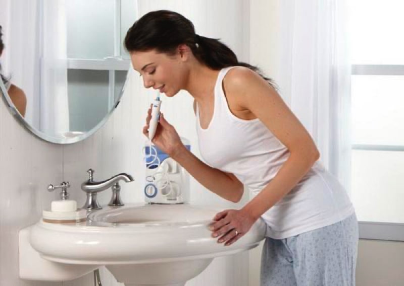 Dùng máy tăm nước trước khi đánh răng