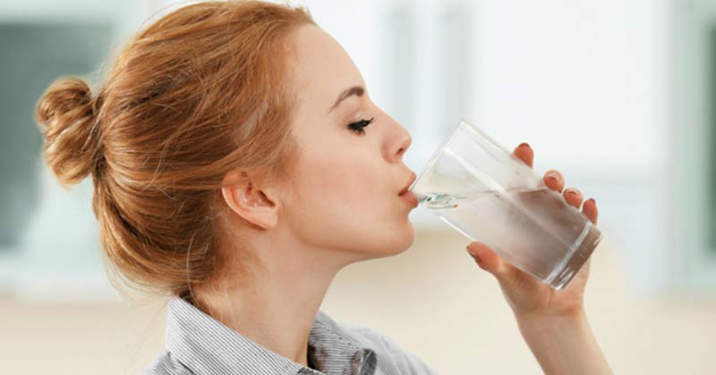 Uống đủ nước giúp ngăn ngừa trầm cảm hiệu quả. (Ảnh: Internet)