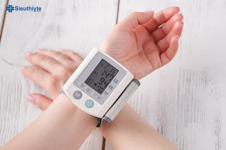 Giá máy đo huyết áp cổ tay là khác nhau tùy vào thương hiệu, xuất xứ