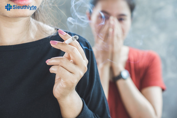 Người bệnh hen suyễn nên tránh tiếp xúc với khói thuốc lá
